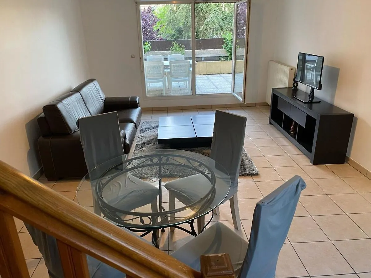 Duplex En Maison, Terrasse, Garage, Au Calme Lyon France
